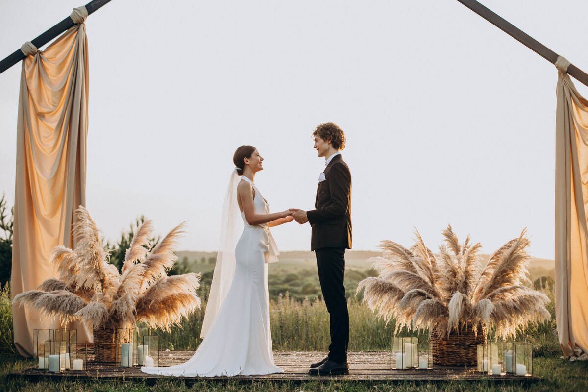 Indoor-vs-Outdoor-Wedding